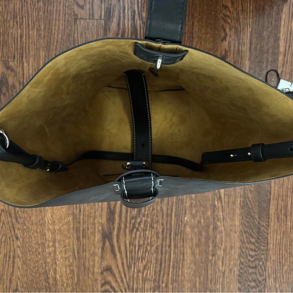 Elegant Black Leather Tote Bag - Picture 4 of 10